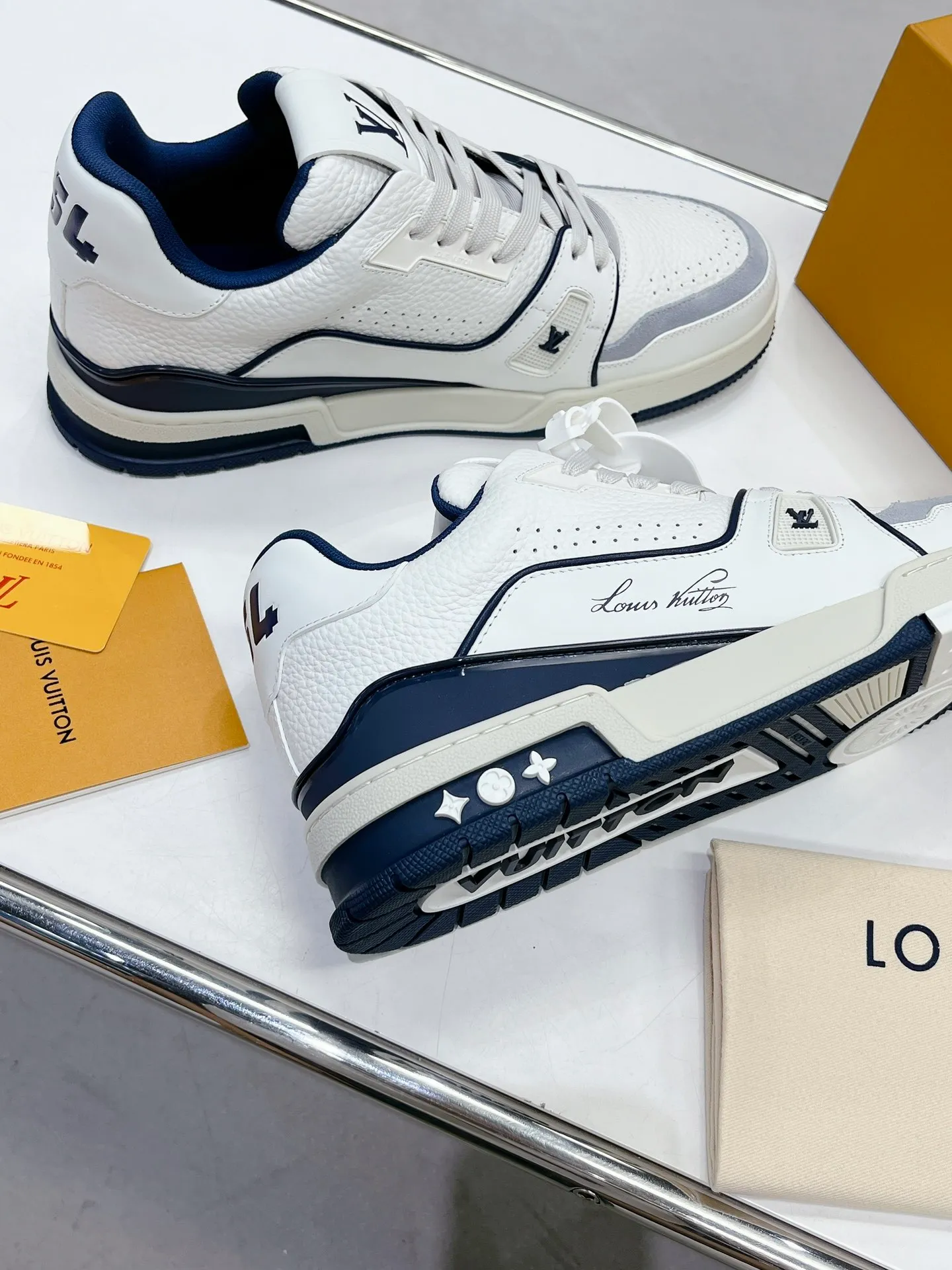 👟👟Ex-factory price 840👟👟 Women's Shoes Factory LV top version 2023 new model Purchasing quality LV~Louis Vuitton Lv TRAINER's best-looking sneakers, Donkey Brand strongly promotes new products, official website limited edition retro basketball sneakers! Both high-cut and low-cut products cost money to purchase an accurate 1:1 replica of the original version. The details are invincible and full of sincerity. The imported and customized original cowhide leather is the same as the original version. The details are 100% restored. The private model customizes the original one-piece T👟👟 ex-factory price U outsole. It is different from other brands. Without the original version, this effect cannot be achieved!    Men's and women's models 35-40 39-45 (45 and 46 are customized and cannot be returned or exchanged)